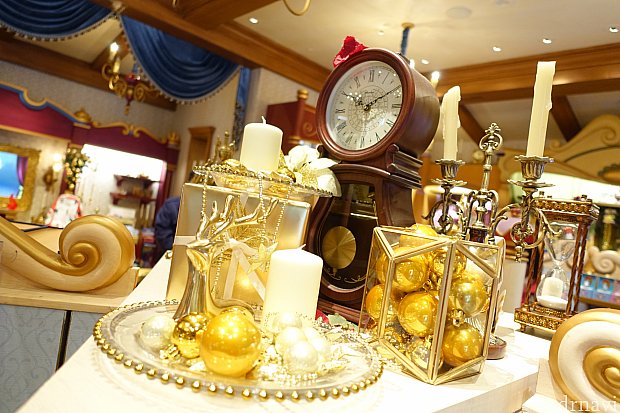 様々なデザインの置き時計と燭台が飾られています。