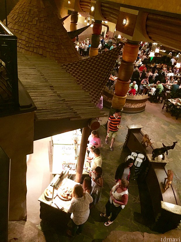 リゾートのロビーフロアから階段でレストランフロアに下りることが出来ます。写真はロビーフロアからのレストランの眺めです。