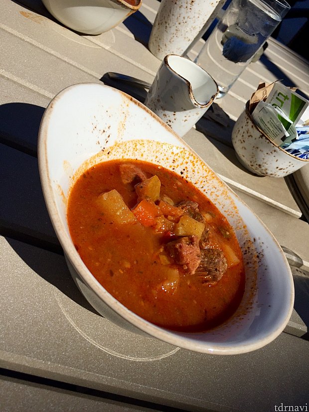 Sancocho はトマトベースのビーフ、ポーク、野菜、ユカ芋が入ったスープです。具だくさんでこれだけでお腹がいっぱいになるくらいです。