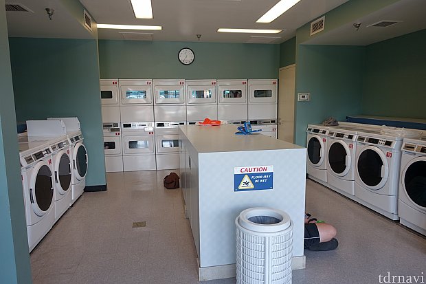 ここが洗濯ルームです。洗濯機が8台、乾燥機が12台あります。