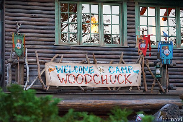 キャンプ・ウッドチャックの看板も設置されていました。ヒューイ、デューイ、ルーイのフラッグも。