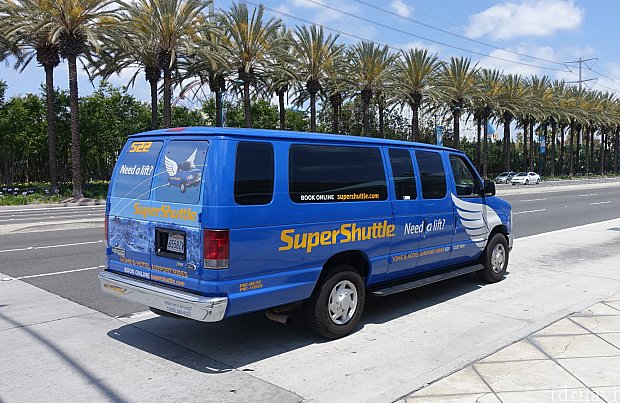 ロサンゼルス空港の乗合タクシー「スーパーシャトル」の予約方法と乗り方ガイド
