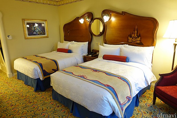 ダブルベッドが2つあります。ベッドの壁には上海ディズニーランドのキャッスルやティンカーベルのアートが描かれています。