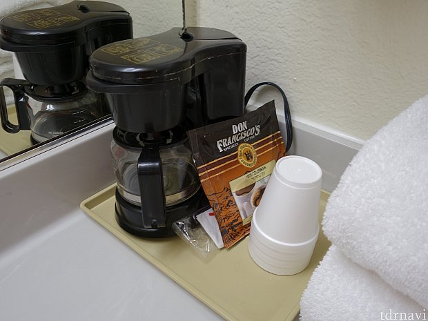 洗面所にコーヒーメーカー。お湯を沸かすのに便利。