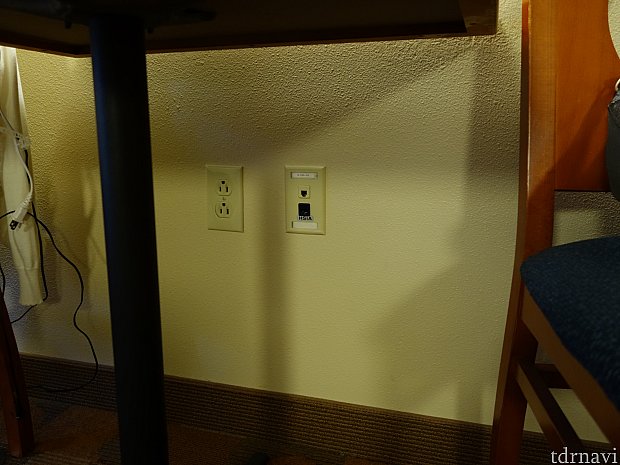 テーブルの下に電源コンセント2口と、有線LANポート。無線LAN（Wi-Fi）が使えるので特に使いませんが。