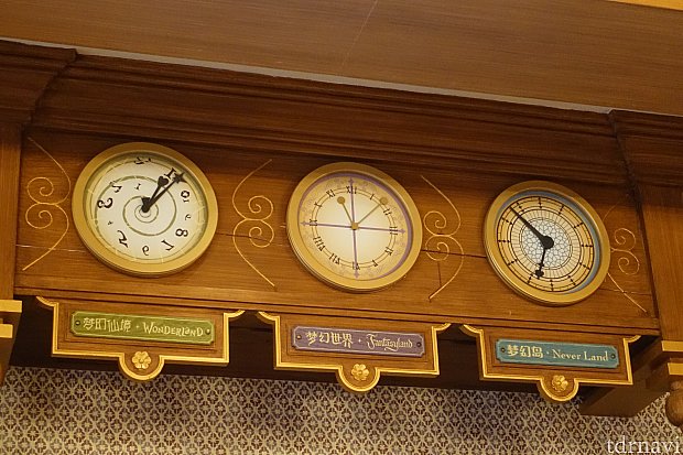 左から、ワンダーランド、ファンタジーランド、ネバーランドの時計です。ネバーランドの時計はあり得ない動きをしているので、ぜひ現地でチェックしてみてください！