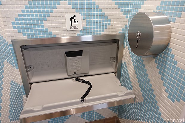 この台は男性用トイレにもありました。ディズニーランド内のトイレにも設置されています。