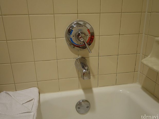 レバーを回すとお湯が出ます。シャワーに切り替えるにはお湯を出しながら蛇口のレバーを上に持ち上げます。