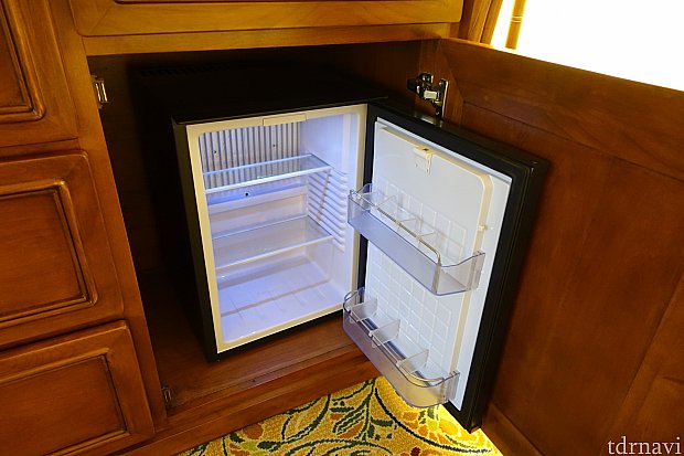 タンスの中に冷蔵庫も完備。