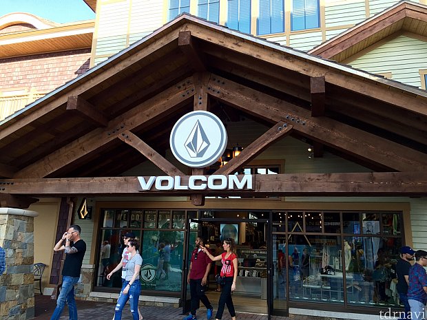 VOLCOMはスケートボード用品として始まったショップです。スケーター要素の服やグッズ、またジーンズ等も揃っています。