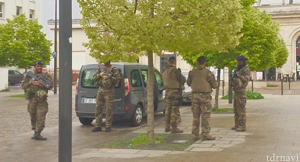 怖くてあまり近寄って撮影できませんでした。(写真はパリ郊外のランスに行った時のものですが、パーク周辺にいた武装警官も同じ服装・装備の方たちでした。)