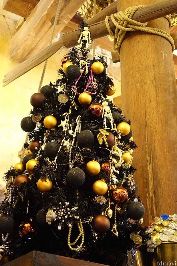 海賊エリアのクリスマスツリー。ガイコツを飾るんだ…