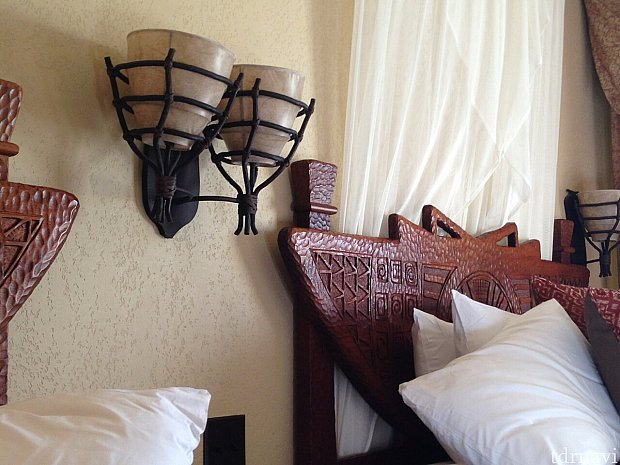 枕元の拡大写真。ベッドの彫刻やランプシェードがアフリカ感を醸し出してます！