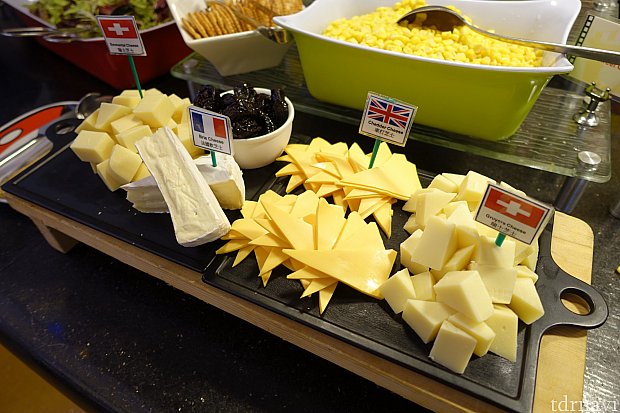 各種チーズ。スイス産のチーズが美味しかったです！スモークサーモンと一緒に食べると美味しさ倍増です♪