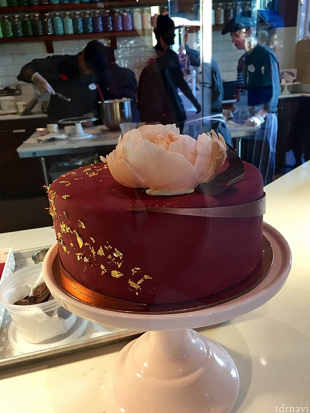 こちらも大きなケーキ。ディスプレーされていました。