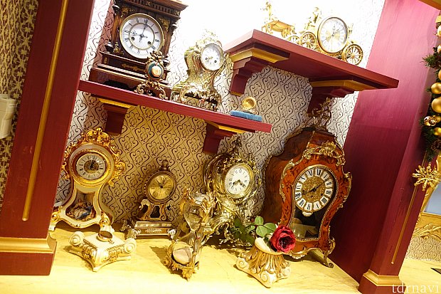 コグスワース側には、様々なデザインの置き時計がズラリ。そして、さりげなく一輪のバラが。