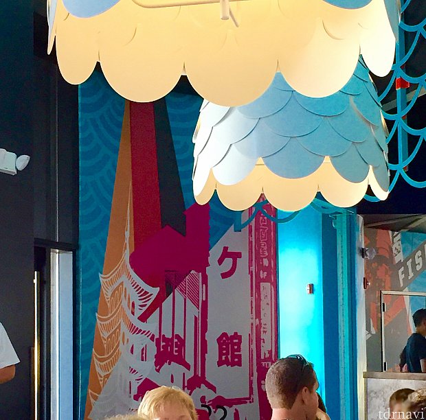 壁紙には日本的なモチーフ。「ケ館」？ おそらく「カラオケ館」の看板ですかね。