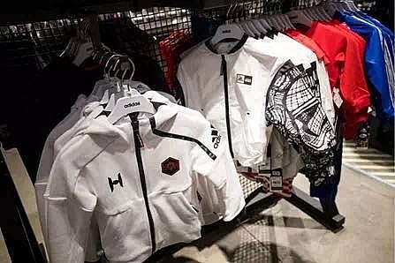 アディダス
(C) Disney