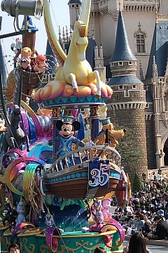 キャラクターがいっぱい！フロートも豪華なTDL35thの最新