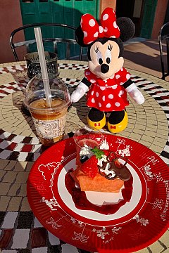 サダハルアオキ ディズニー 上品な甘さの紅茶スムージー カフェ オーリンズ