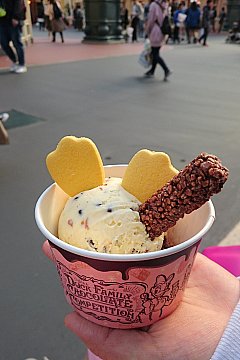 抹茶味のソフトクリームは21年6月30日まで サダハルアオキ ディズニーの抹茶ソフトクリーム アイスクリーム コーン