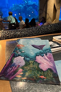 巨大水槽を眺めながら食事ができる海底レストラン（フロリダ）