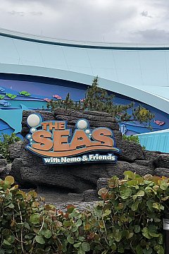 巨大水槽の中を走るアトラクション シー ウィズ ニモ フレンズ フロリダ