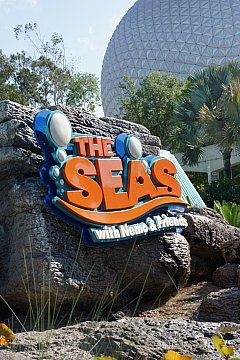 巨大水槽の中を走るアトラクション シー ウィズ ニモ フレンズ フロリダ