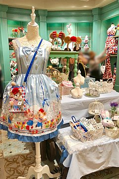 上海ディズニーで販売されているダッフィー•シェリーメイのコスチューム