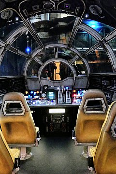 Disney - ファルコン アトラクション】スターウォーズ気分のミレニアム・ファルコン