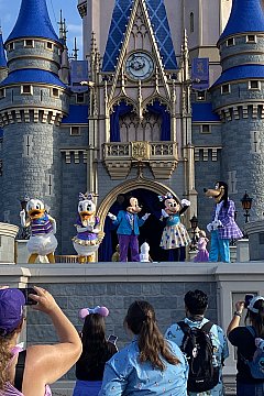 WDWミッキーたちと50周年を祝う豪華なミニパレード「ミッキー