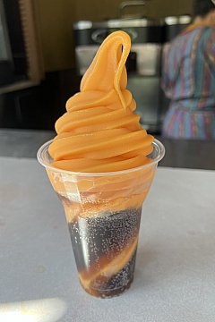 看板娘はオレンジバード♪柑橘系の美味しいソフトクリームのお店です