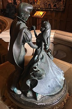 小さいです！ 眠れる森の美女の城（パリ）