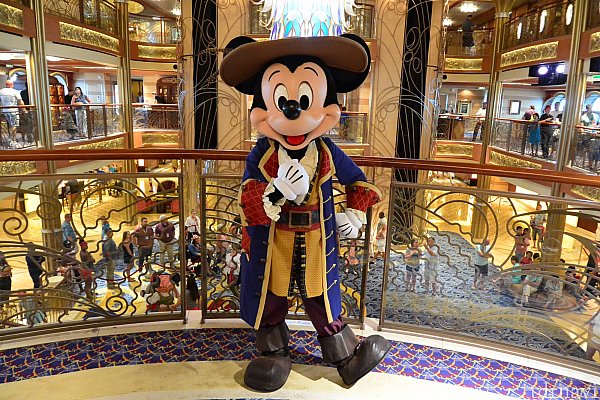 ディズニークルーズライン パイレーツ ドナルド デイジー ピンバッジ ディズニークルーズライン パイレーツ ドナルド デイジー