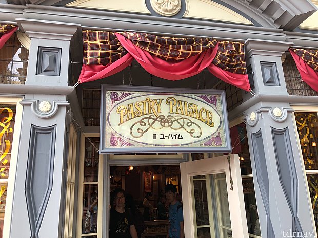 お店のエントランスです。
コチラの看板が目印です。