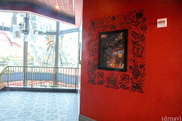 ロビーの雰囲気。たくさんの作品のコンセプトアートが飾られています