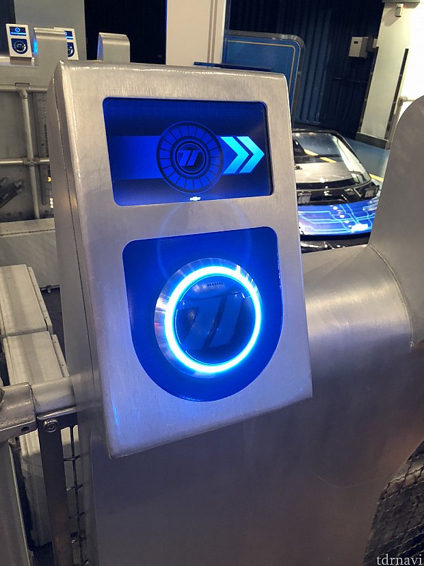 乗り場につくと、再度マジックバンドをタッチする機械があります。こちらにタッチすると、先程カスタムした情報を乗り物に記憶させることができます。