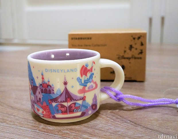 【オーナメント】
ディズニーランド限定
マグカップとデザインが違いました!
こちらはお城だったり、カルーセルだったりと、よりかわいらしいデザイン😆買っちゃいました❤次来るときはホーンテッドマンション柄のオーナメントも出ているのでしょうか⁉きりなく集めてしまいそうです。