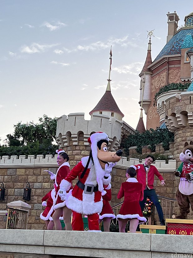 サンタ・グーフィーが可愛い！クリスマス限定約10分の城前ショー