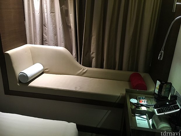 ベッドの奥はソファ。カーテンを開けると外が一望…!