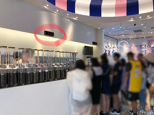 奥に受け取りカウンターが。
赤丸のところに番号が表示されます。