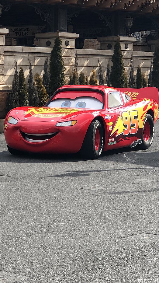 マックイーンページ ライトニング・マックイーン・ヴィクトリーラップ | ピクサー・プレイ