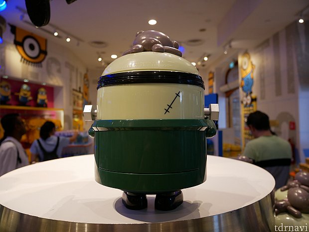後ろがパカッと開いて中にモノを入れられるようになっています!
サイズは大体ポップコーンケースくらい🍿
