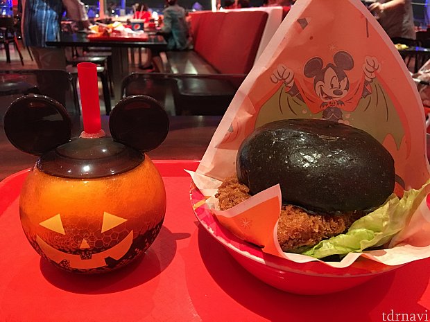 じゃ〜ん!ハロウィン限定バーガーとハロウィンスペシャルドリンクです🎃🍔🥤黒いバンズがハロウィンぽいです🍔