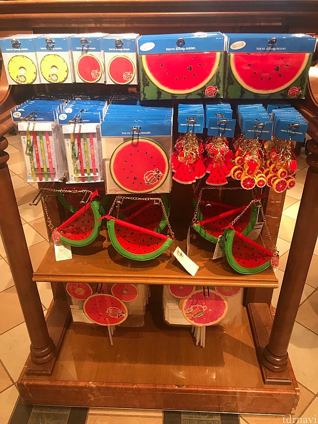 写真左上メモ各350円
写真右上チケットケース360円
写真下うちわ各500円
