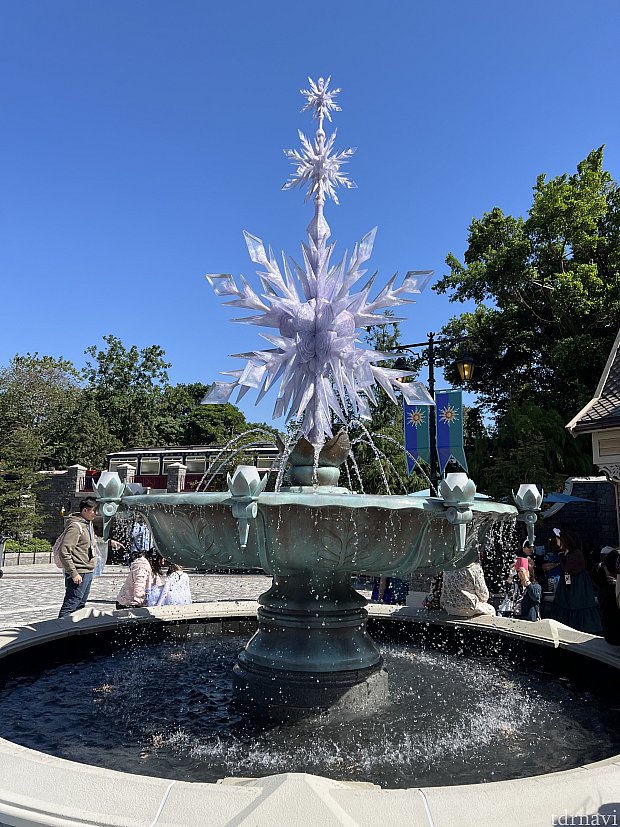 本当にアレンデールって存在するんだ…。アナやエルサ達がお散歩して