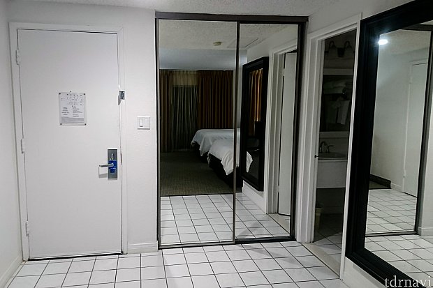 部屋のドアを振り返って。
鏡の内側がクローゼットです。