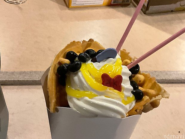 かわいすぎる！ミッキーワッフルを使ったキャラクターモチーフのサンデー
