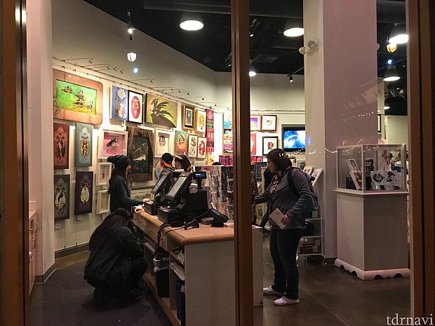 店内はたくさんのアートが販売されています。ナンバリングされたレプリカアートボードやポスター、ポストカードなど。