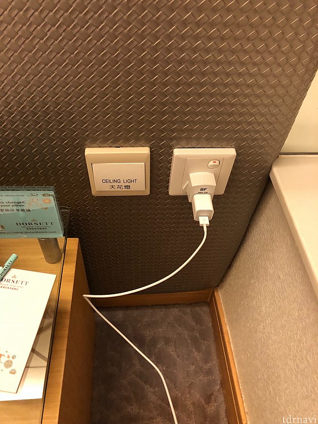 コンセントはベッドの隣にあります。